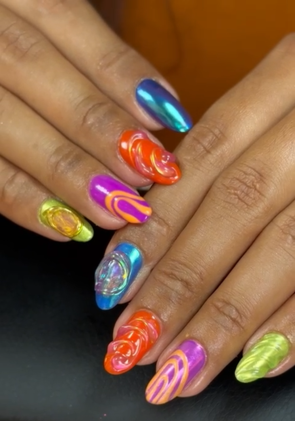 Nail art : « On peut être cadre et avoir les ongles colorés »